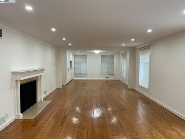 Building Photo - 802 Center Dr