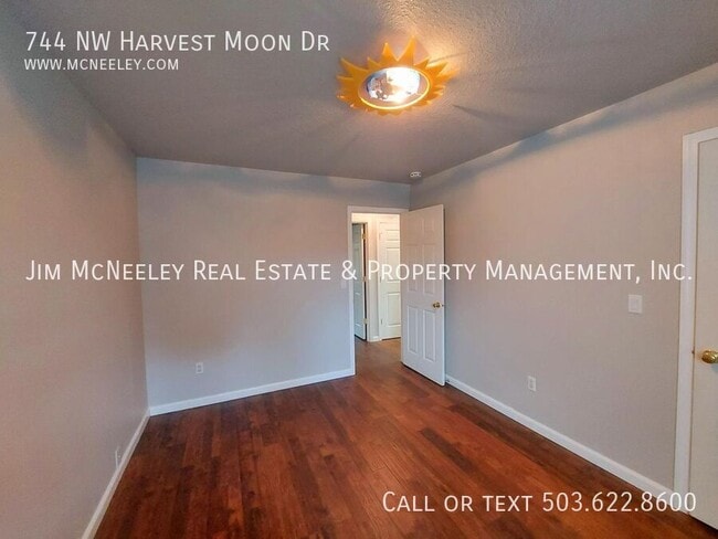Building Photo - 744 NW Harvest Moon Dr