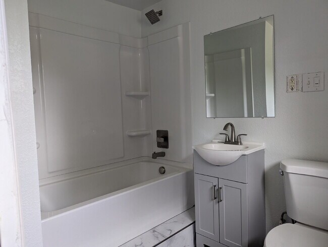 Building Photo - Newly updated 3/2 in North Longmont!