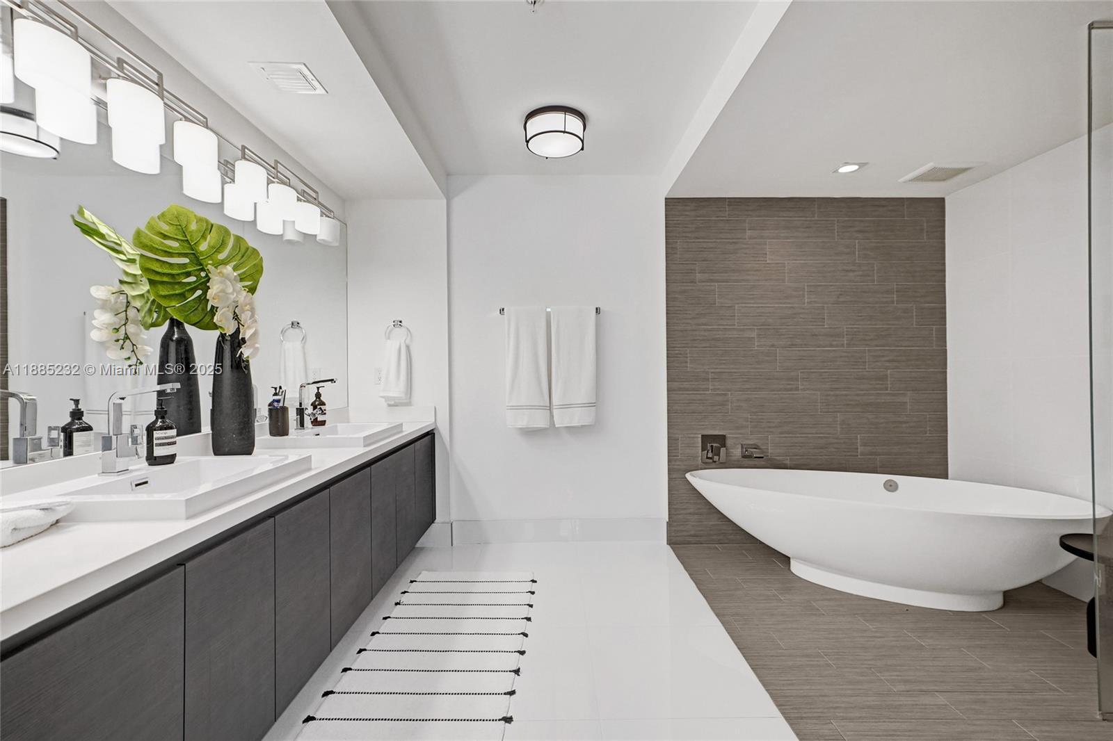 Building Photo - 300 Sunny Isles Blvd