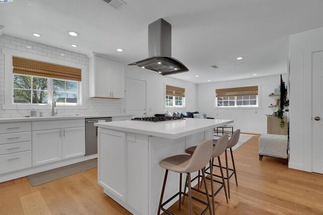Building Photo - Live in a Modern Luxury 3BR/2BA Home with ...