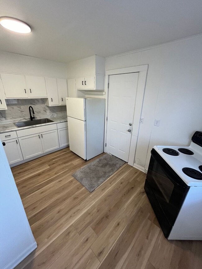 Building Photo - New 2 bedroom listing!