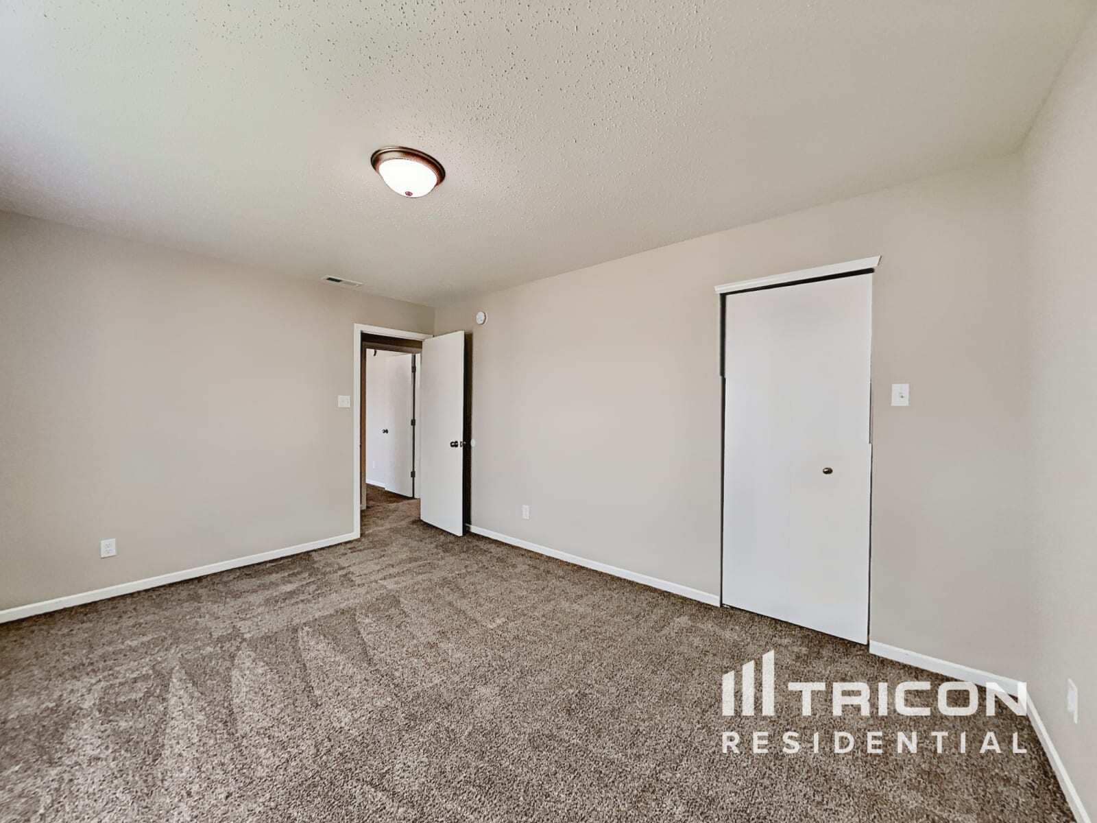 Building Photo - 10955 Woods Dr