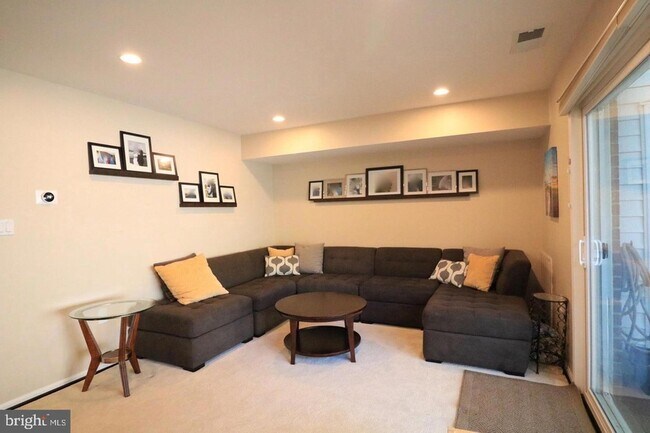 Building Photo - 748 Azalea Dr