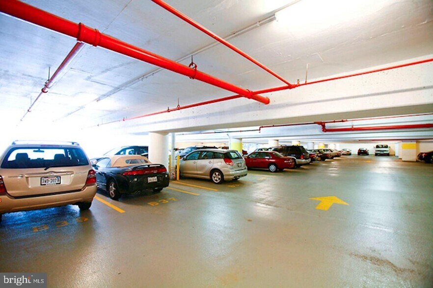 Hyde Park Garage Parking - 4141 N Henderson Rd