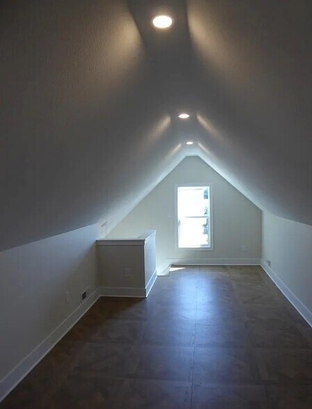 Building Photo - 2493 Thurman Ave