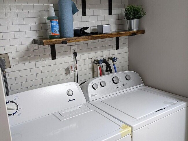 Building Photo - "Chic & Spacious 1-Bedroom Retreat with Gr...
