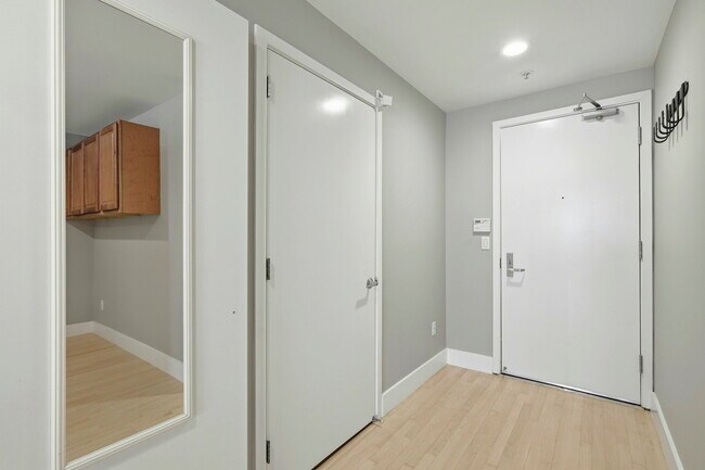 Building Photo - 588 S Van Ness Ave
