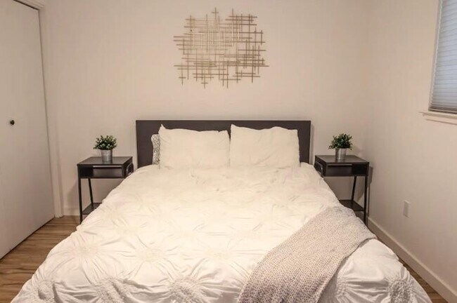 Building Photo - 9802 Kendal Dr