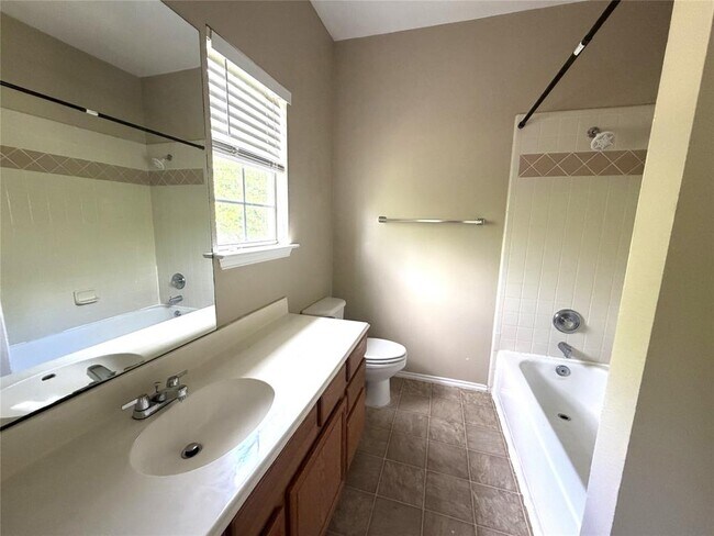 Building Photo - 1512 S Medina St