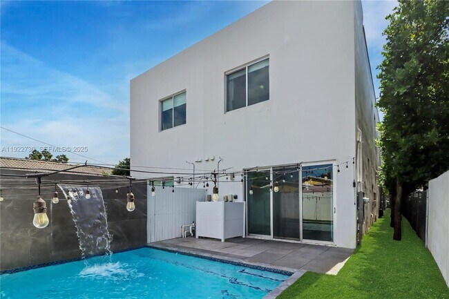 Building Photo - 3461 SW 25th St