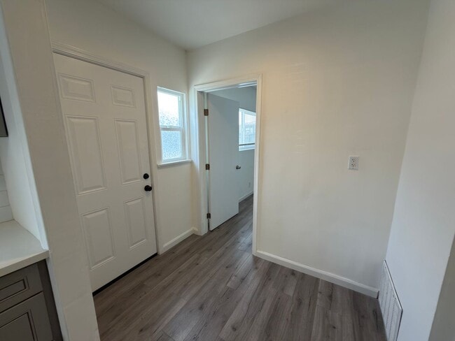 Building Photo - 1110 Mira Mar Ave