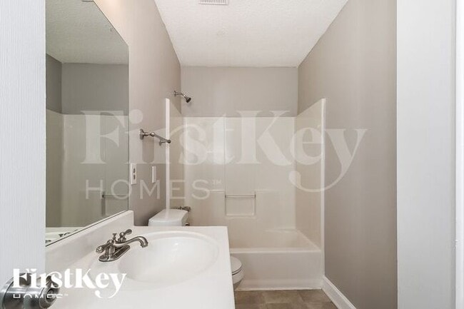 Building Photo - 860 Green Forest Dr