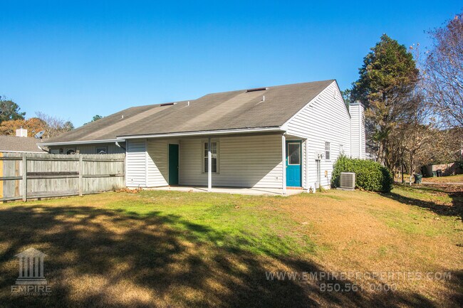 Building Photo - Quiet Townhome With Large Yard