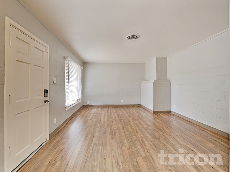 Building Photo - 5307 Esmeralda St