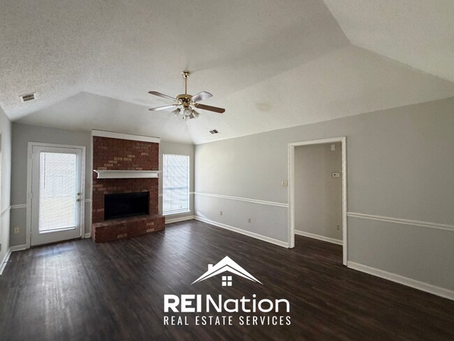Building Photo - MEMPHIS CHARMER! | Vaulted Ceilings & Hardwood Floors | 3 Bed / 2 Bath & 2-Car Garage