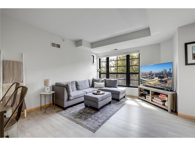 Building Photo - 2565 Franklin Ave