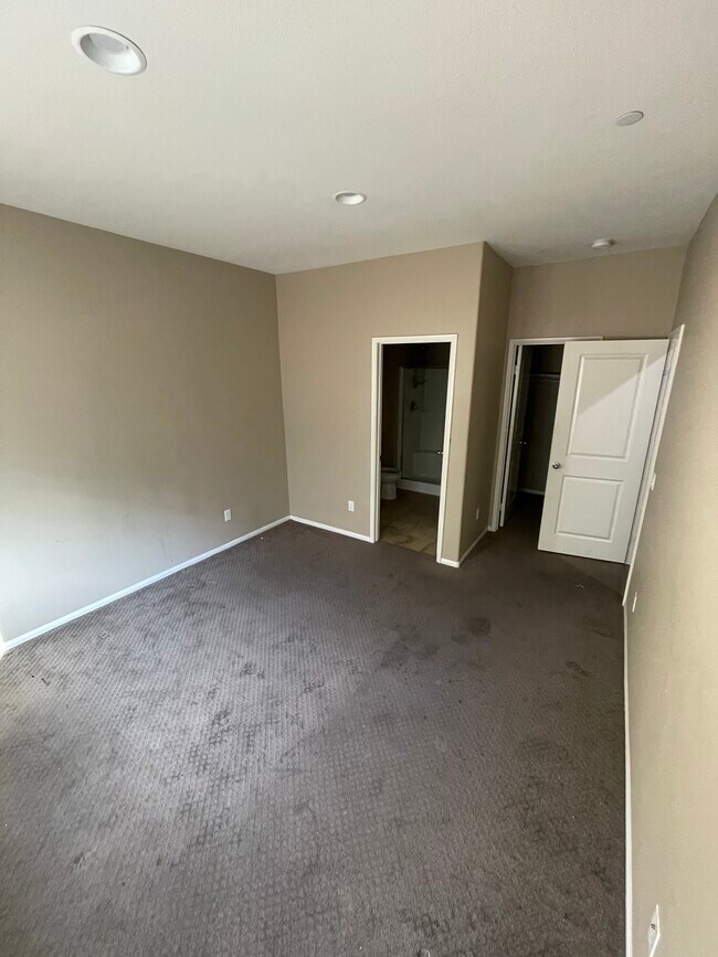 Building Photo - Lacroix Ave