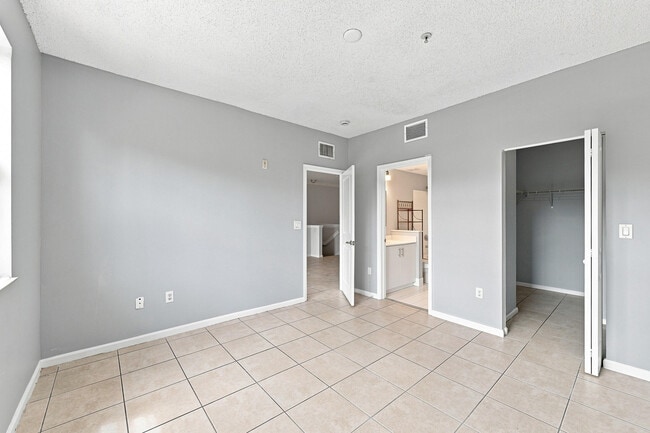 Building Photo - 5860 W Sample Rd