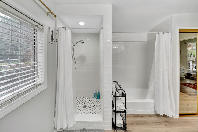 Master shower + tub - 22059 Ybarra Rd