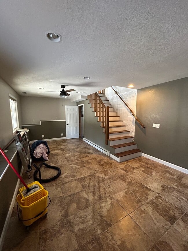 Building Photo - COMING SOON! - 2 BED 1 BATH Home!