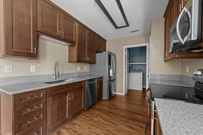 Building Photo - 104 Monterey Cir