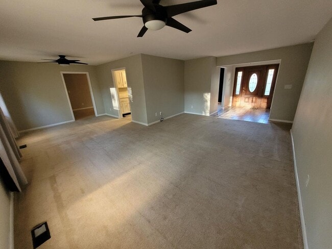 Building Photo - Sprawling Gorgeous Home