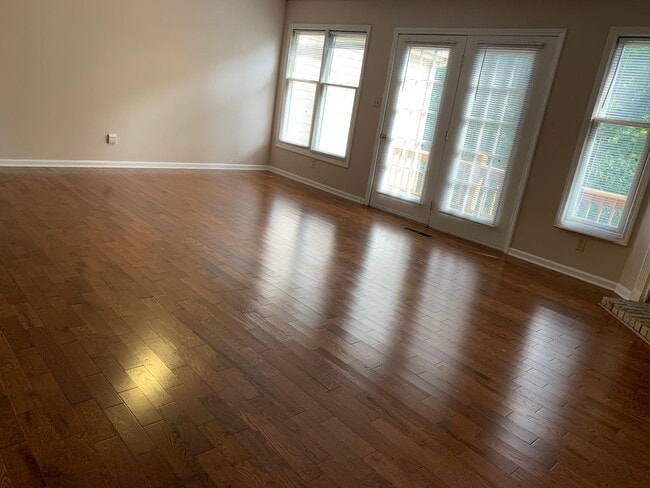 Building Photo - 3499 Lakeside Ct