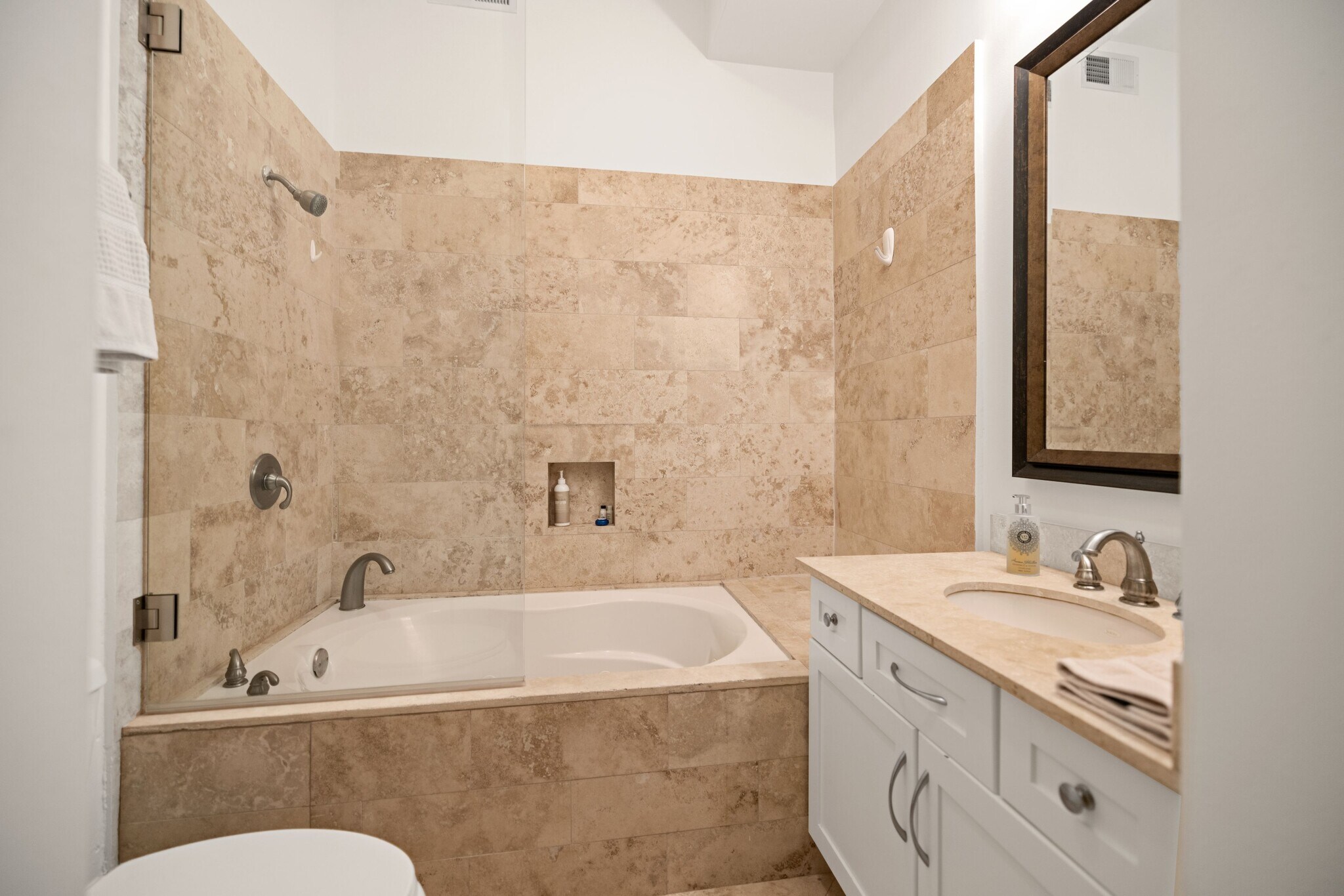 Building Photo - 3400 Magazine St