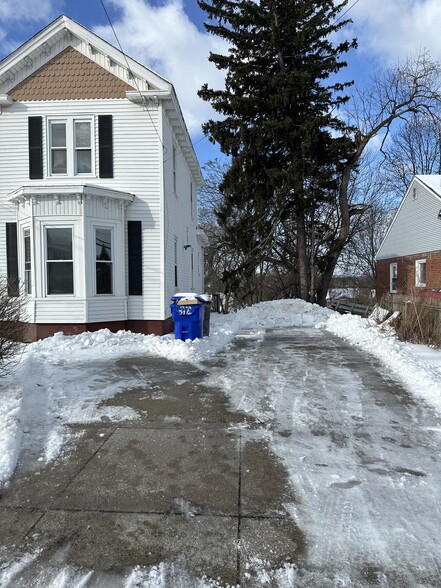 Large parking area for only your vehicles - 134 Pearl St