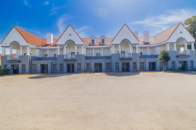 Building Photo - 6259 Westheimer Rd