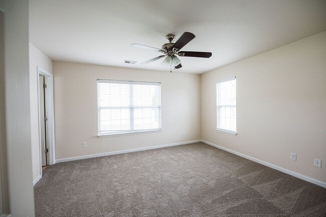 Building Photo - Immaculate beautiful 3-bedroom, 2.5-bath t...