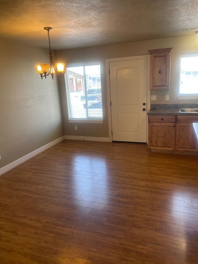 Building Photo - Beautiful 3 Bed, 1.5 Bath Townhome for Rent in The Meadows – Rexburg, ID