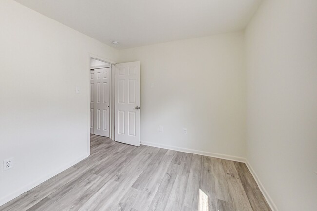 Building Photo - 5 Bed / 3 Bath / deep lot/ 2 driveways and...