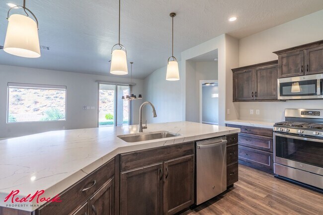 Building Photo - Stunning 4 Bedroom Home with Gorgeous Back...