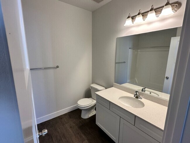 Building Photo - Gorgeous Condo!