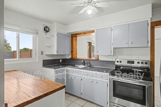Building Photo - 560 S Grand Dr
