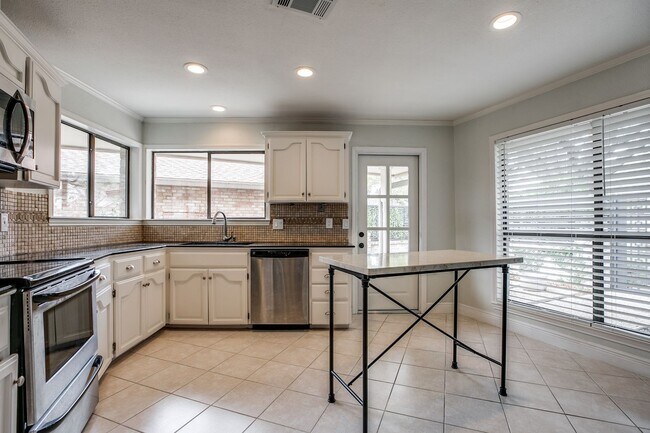 Building Photo - RENOVATED 2-BEDROOM IN WHISPERING OAKS