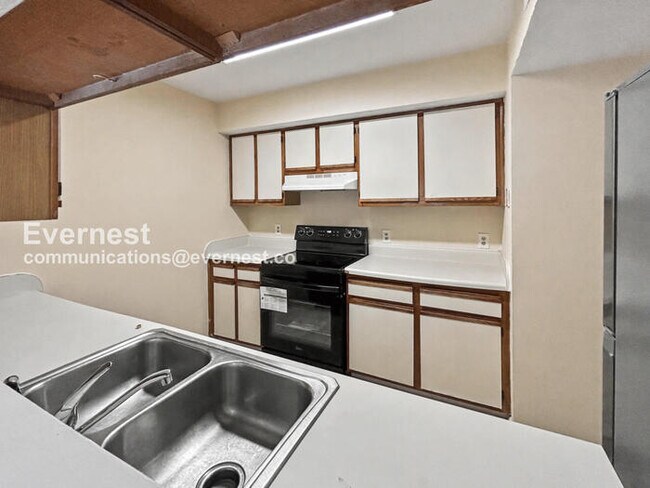 Building Photo - 3 Bed, 1.5 Bath Townhome with Off-Street Parking / Pet-Friendly / Available Now!