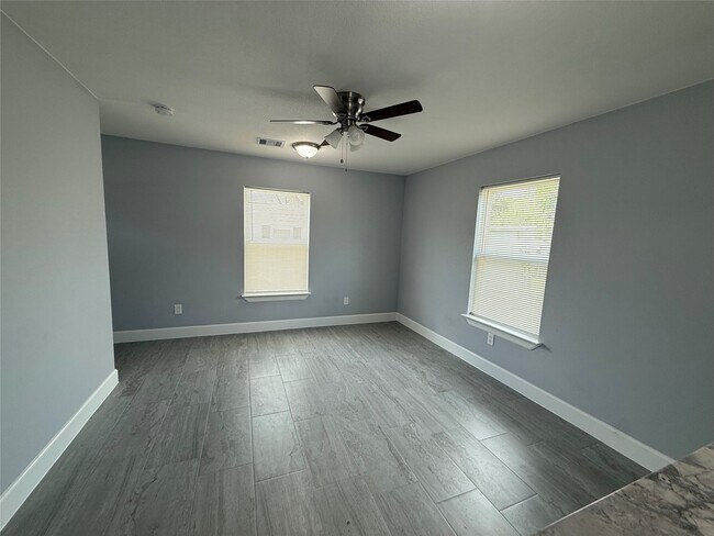 Building Photo - 1146 Majestic St