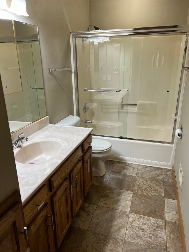 1 floor bathroom (BA 1) - 1224 E Longview Dr