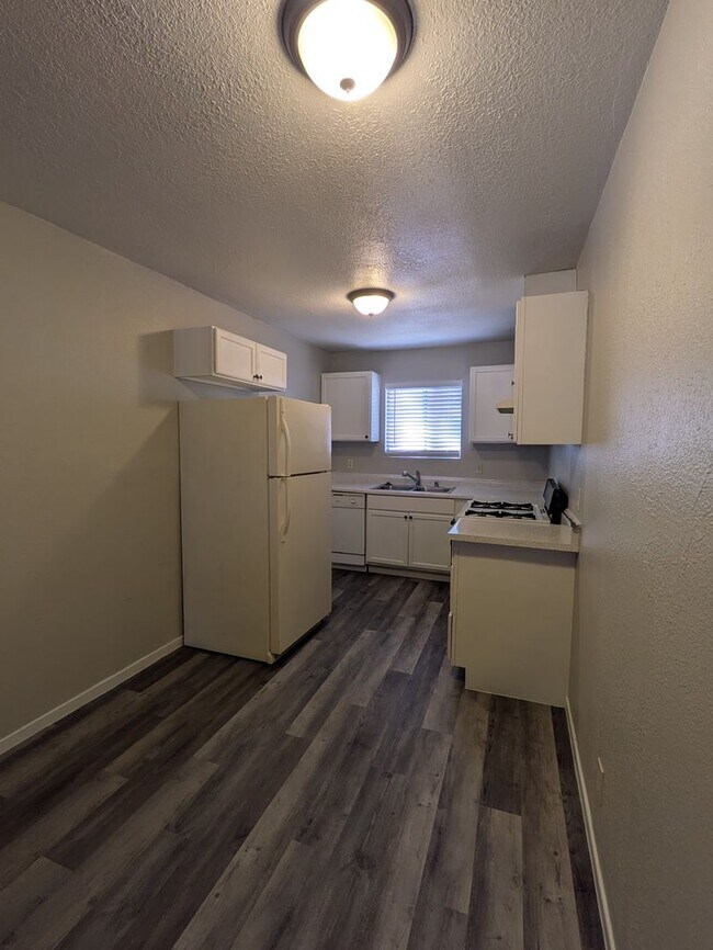 Building Photo - REMODELED 2 BEDROOM FOURPLEX UNIT