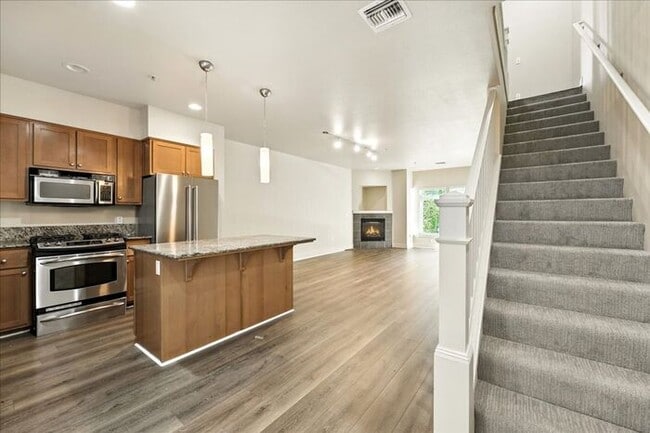 Building Photo - Versatile Townhome: Perfect for Live/Work ...