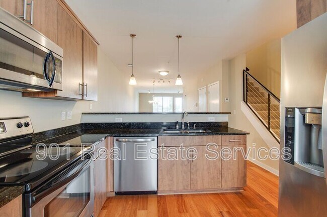 Building Photo - 380 Island Dr