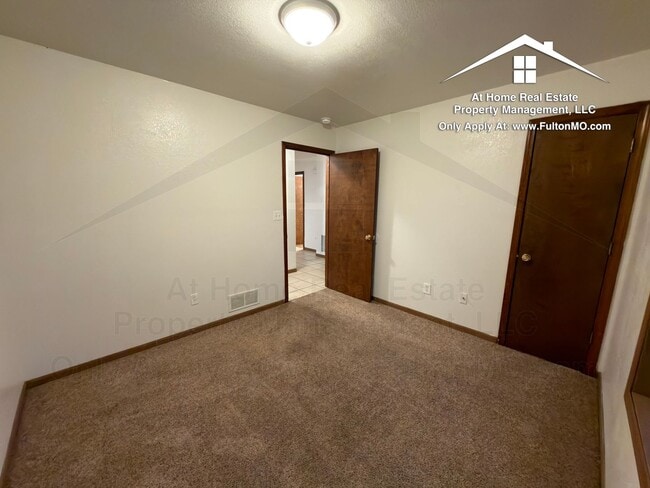 Building Photo - Sabre Circle 497–499 Duplex