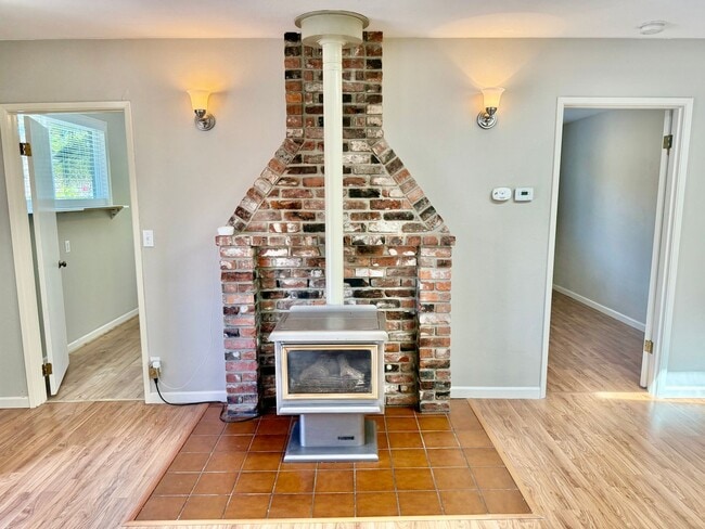 Building Photo - Charming 2 bed, 1 bath Edmonds Apartment H...