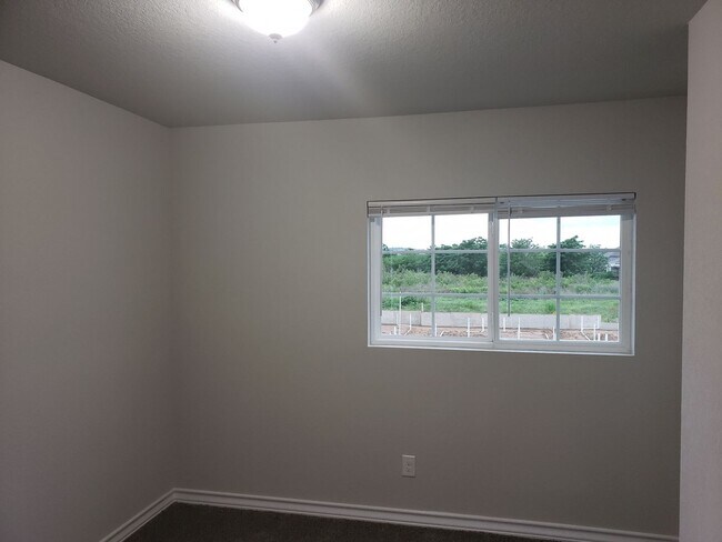 Building Photo - Town home for rent
