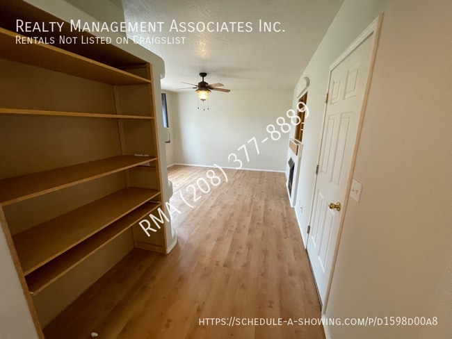 Building Photo - 623 E Woodbury Dr