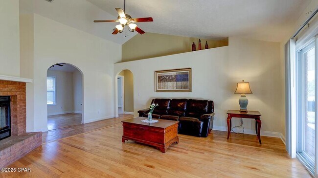 Building Photo - 816 W 8th St Cir