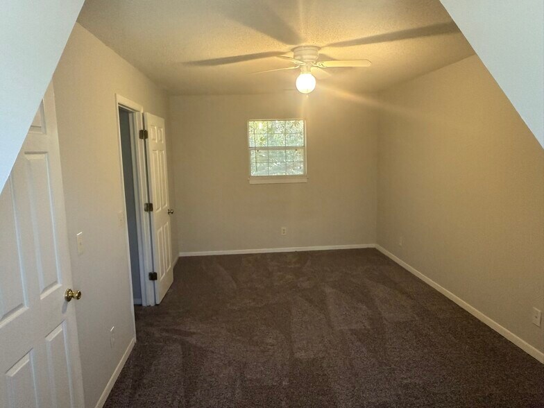 Upstairs Bedroom (2) - 800 Mountain View Ct